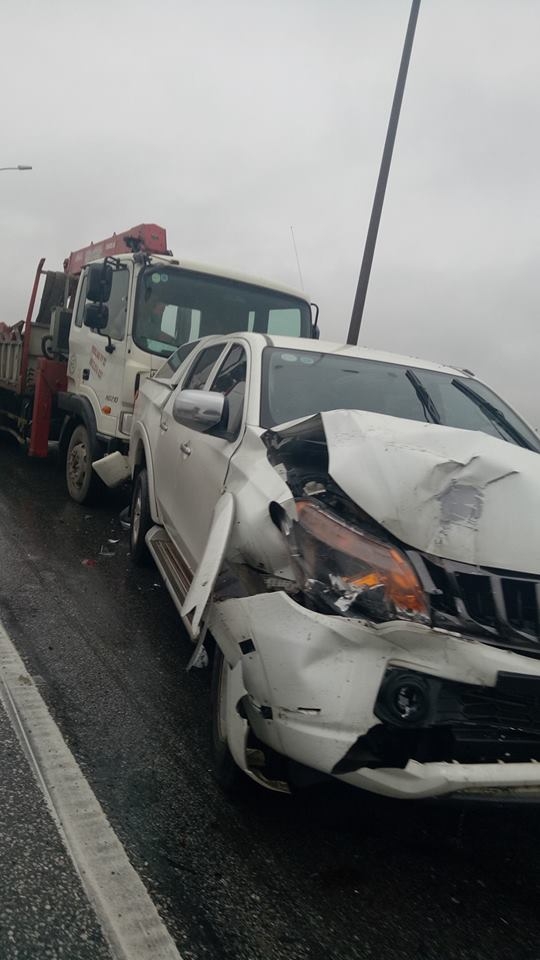 xe cau gay tai nan lien hoan tren cau thanh tri mitsubishi triton bep dum