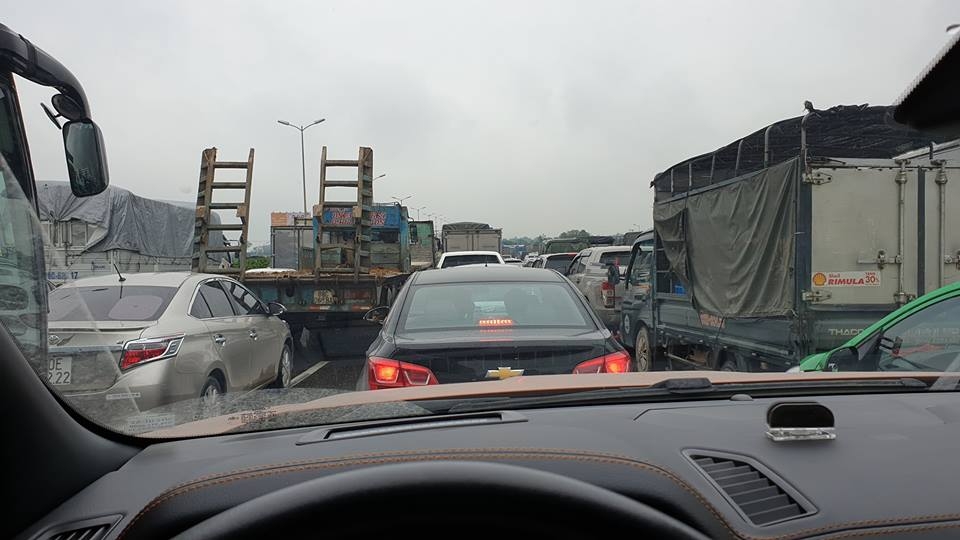 xe cau gay tai nan lien hoan tren cau thanh tri mitsubishi triton bep dum