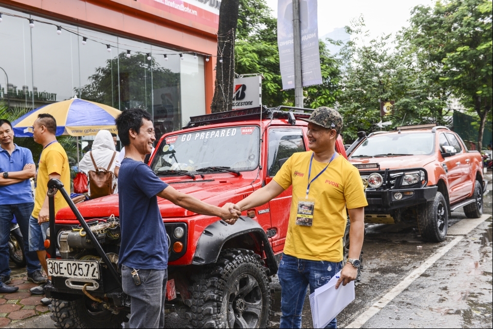 Các vận động viên nô nức tham gia buổi "khám xe" VOC 2018