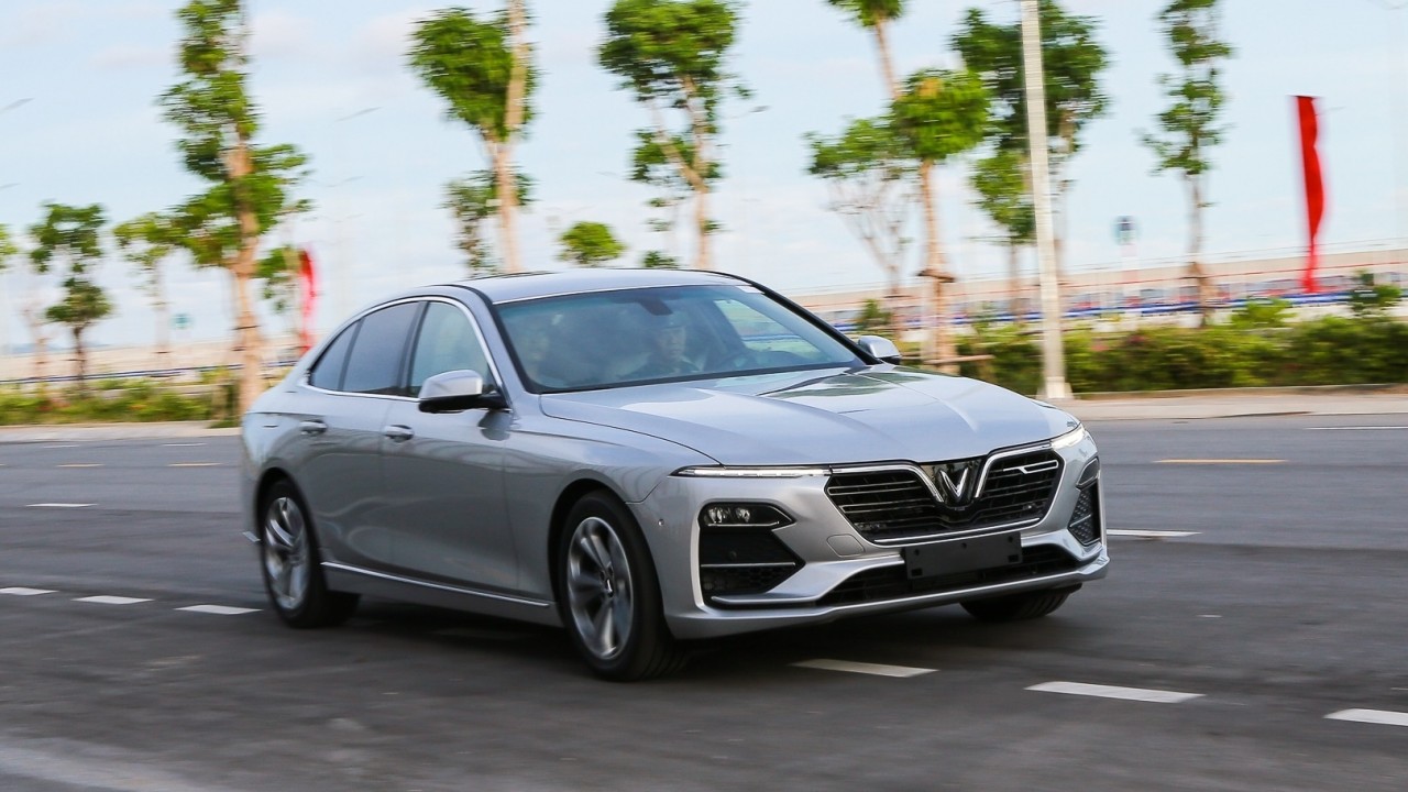 VinFast tổ chức lái thử Lux SA2.0 và Lux A2.0 cùng chuyên gia hàng đầu châu Á