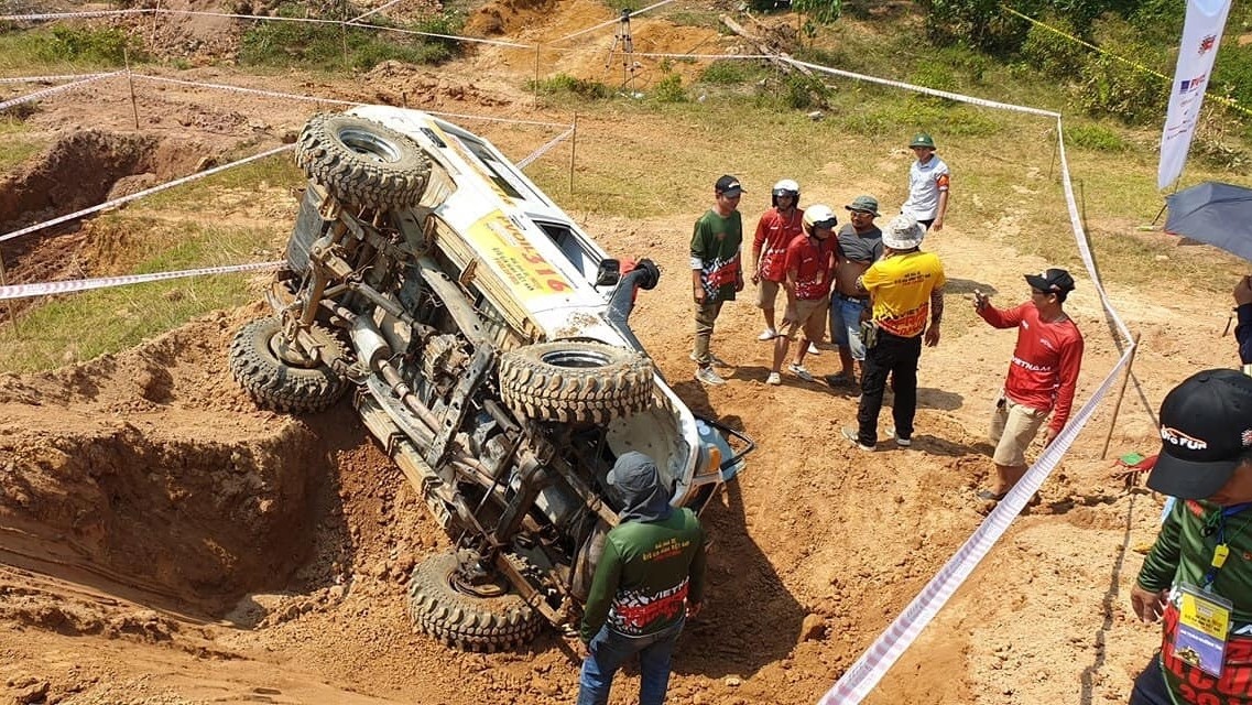 PVOIL VOC 2019: Land Cruiser 'lật ngửa' trên đường thi số 2B