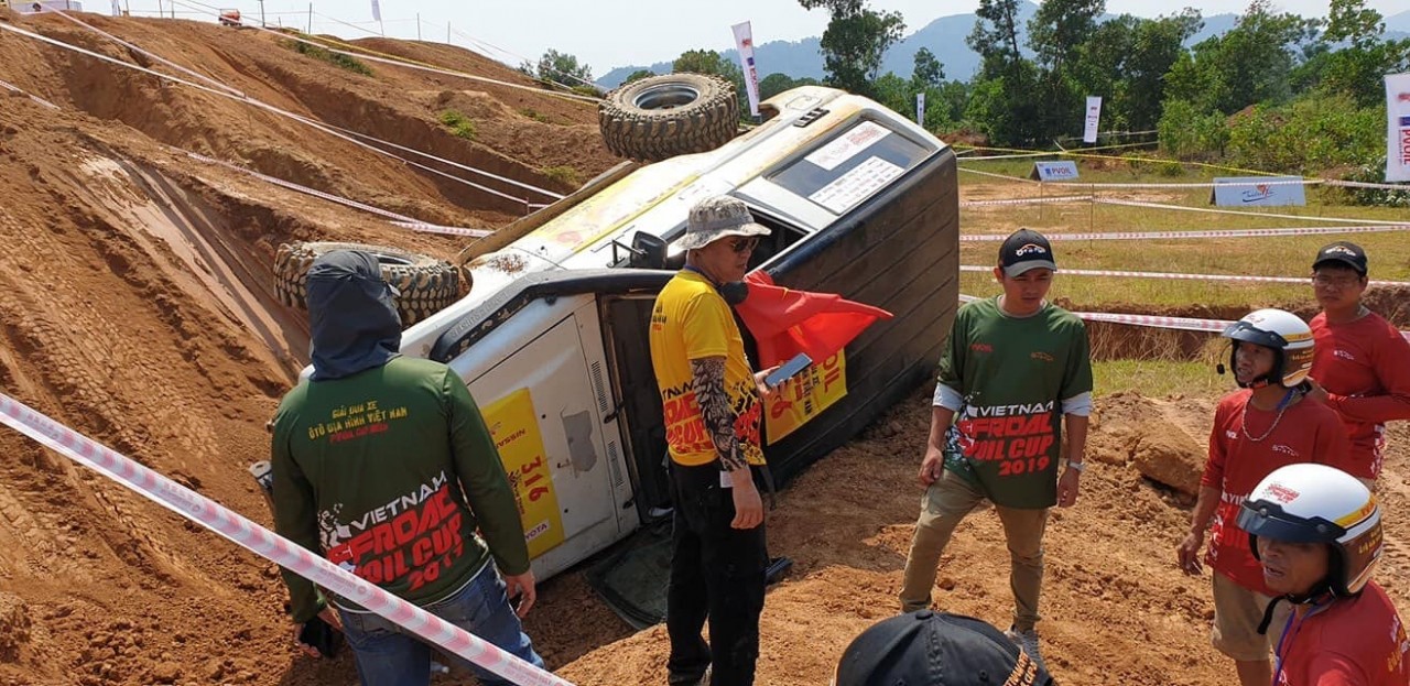 pvoil voc 2019 land cruiser lat ngua tren duong thi so 2b