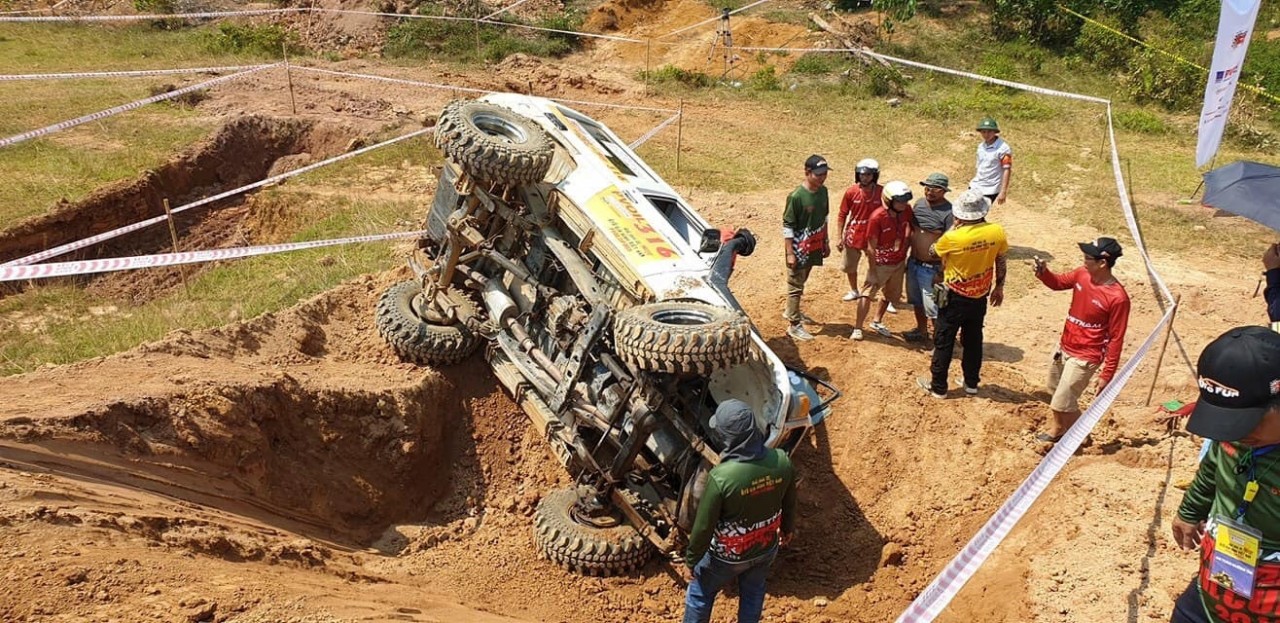 PVOIL VOC 2019: Land Cruiser 'lật ngửa' trên đường thi số 2B pvoil voc 2019 land cruiser lat ngua tren duong thi so 2b