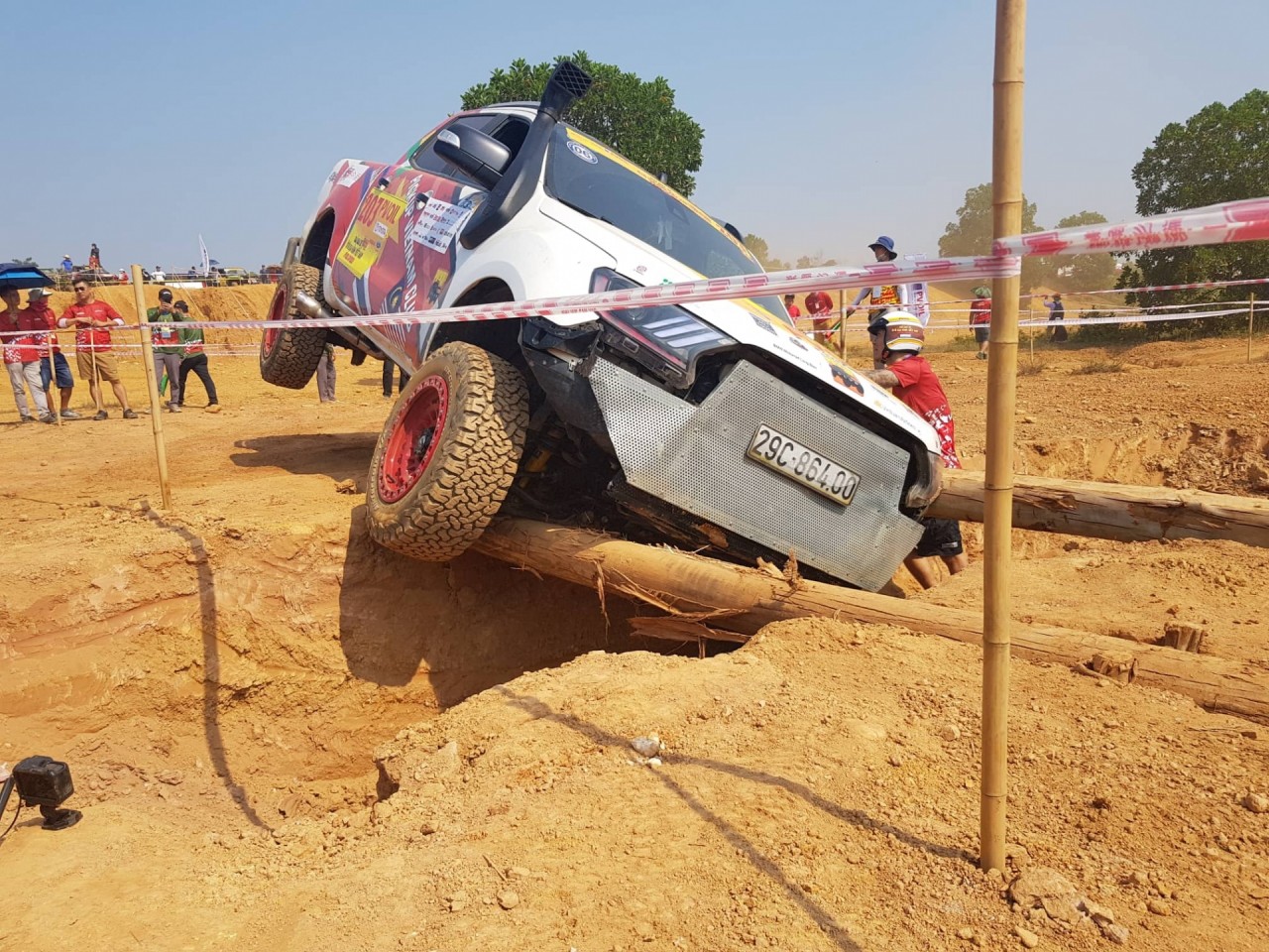 pvoil voc 2019 land cruiser lat ngua tren duong thi so 2b