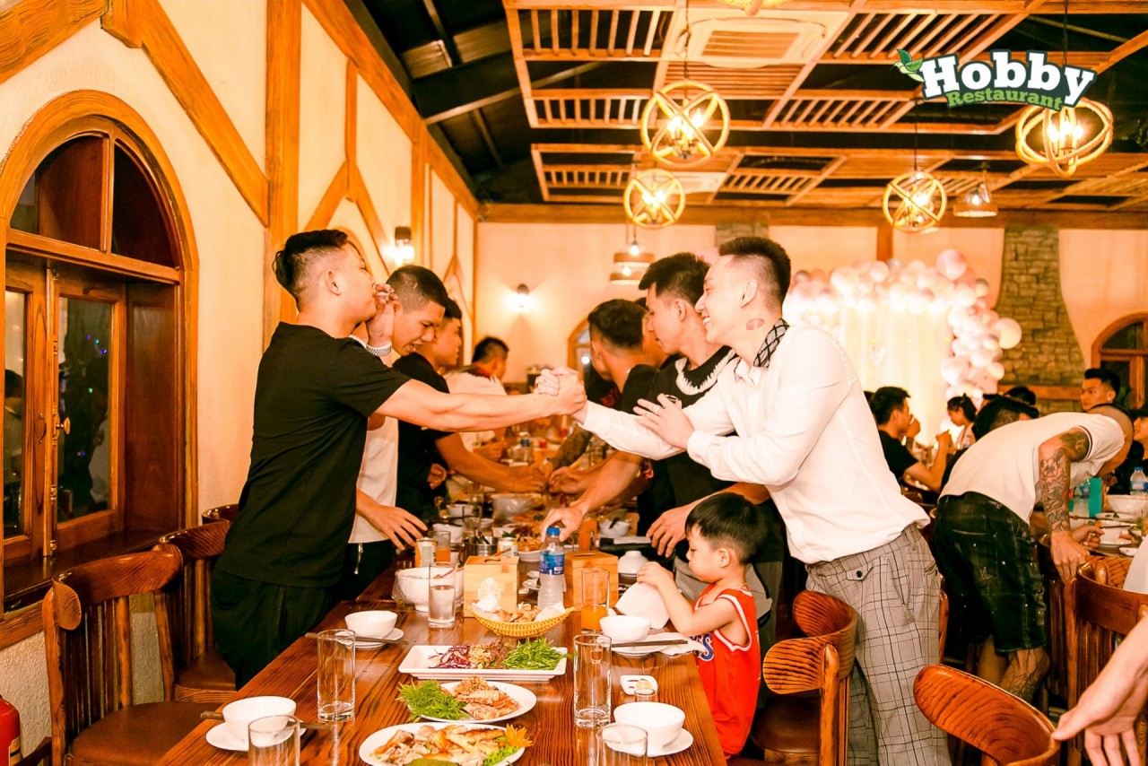 Tiệc tùng thả ga cùng các chiến hữu tại nhà hàng Hobby tiec tung tha ga cung cac chien huu tai nha hang hobby