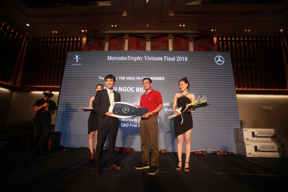 chiec mercedes benz c 300 amg duoc trao cho chu nhan giai hio tai mercedestrophy vn 2018