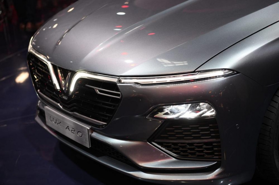 soi chi tiet sedan vinfast lux a20 xuat hien tai trien lam o to paris 2018