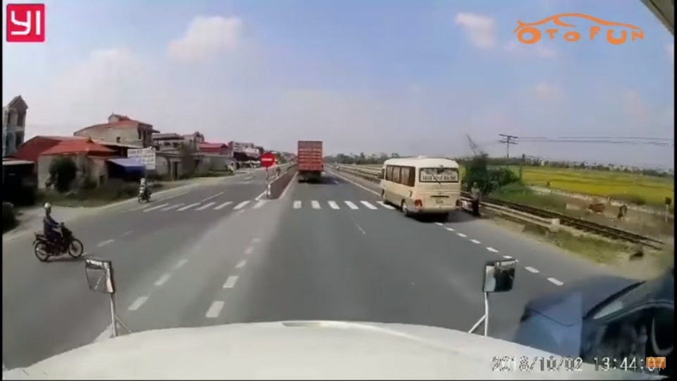 Bán tải tạt đầu ép container "bật bãi" sang làn đường ngược chiều