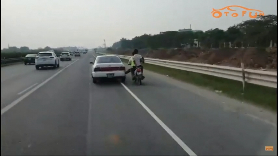 Thanh niên biểu diễn "Tay lái xe máy, chân dong ô tô" trên cao tốc Pháp Vân