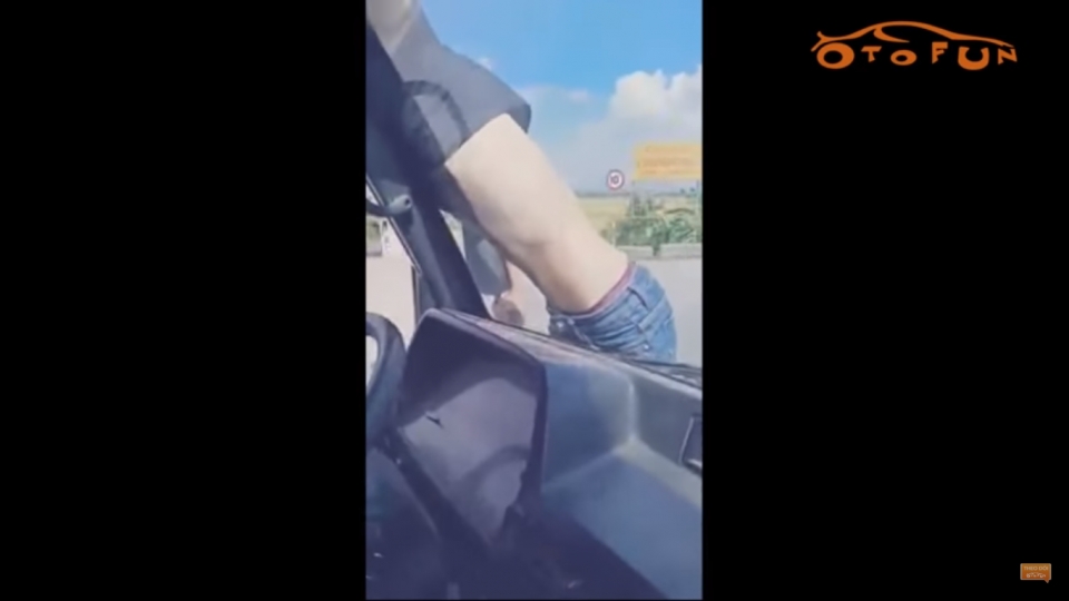 Thanh niên liều mình đu ca-pô xe tải xin tiền thanh nien lieu minh du nap capo xe tai de xin deu