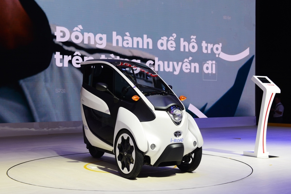 xe la toyota i road hut khach tai vietnam motor show 2018