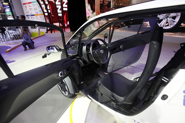 xe la toyota i road hut khach tai vietnam motor show 2018