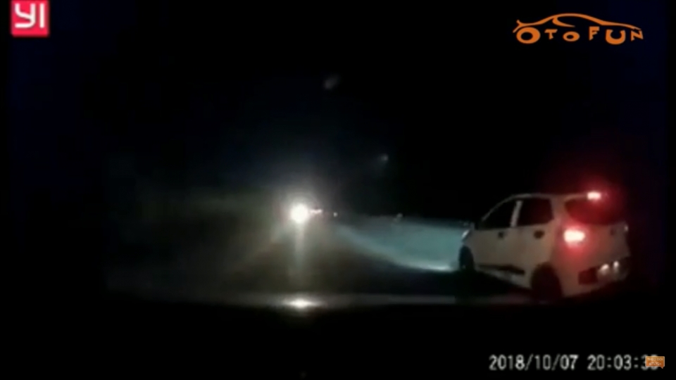Tài xế ô tô thót tim vì đụng độ với xe máy chạy ngược chiều trên cao tốc trong đêm tai xe o to thot tim vi dung do voi xe may nguoc chieu tren cao toc trong dem toi