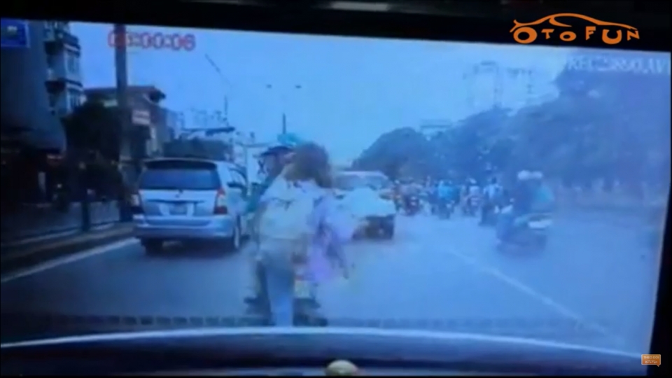so bi cong an phat co gai nhay khoi grabbike nga nhao truoc mui o to