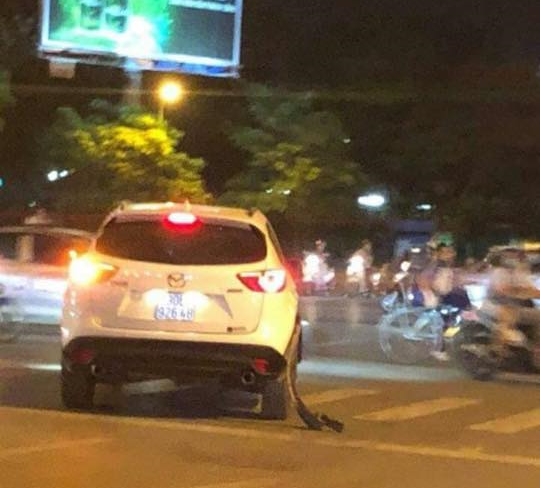 Truy tìm lái xe Mazda CX-5 nghi dùng súng bắn rồi chèn xe qua người tài xế taxi truy tim lai xe mazda cx 5 dung sung ban roi chen xe qua nguoi tai xe taxi giua ha noi