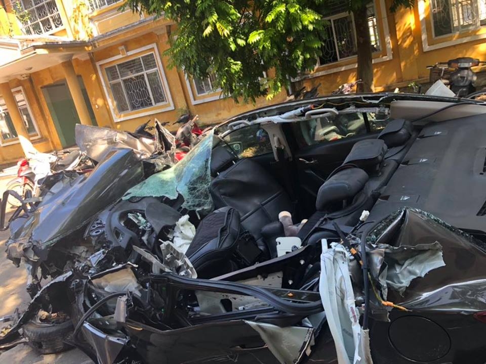 Mazda3 nát vụn sau cú va chạm với xe tải trên cao tốc Hạ Long - Hải Phòng mazda3 nat vun sau cu va cham voi xe tai tren cao toc ha long hai phong