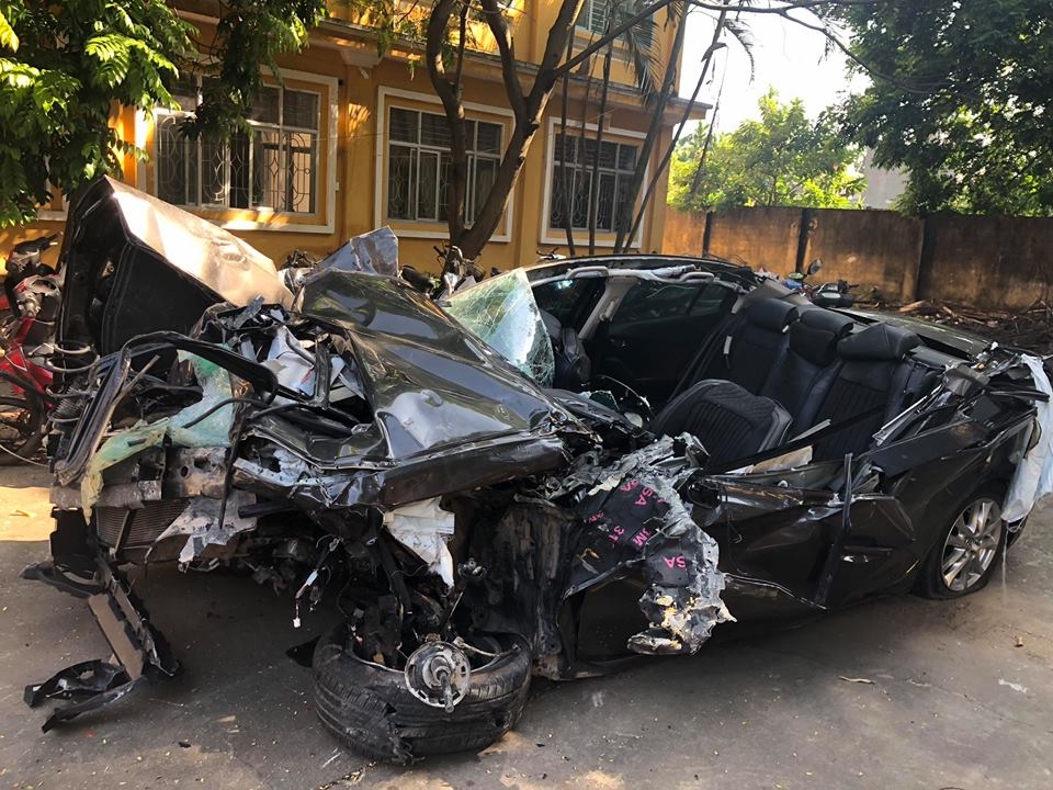 Mazda3 nát vụn sau cú va chạm với xe tải trên cao tốc Hạ Long - Hải Phòng mazda3 nat vun sau cu va cham voi xe tai tren cao toc ha long hai phong