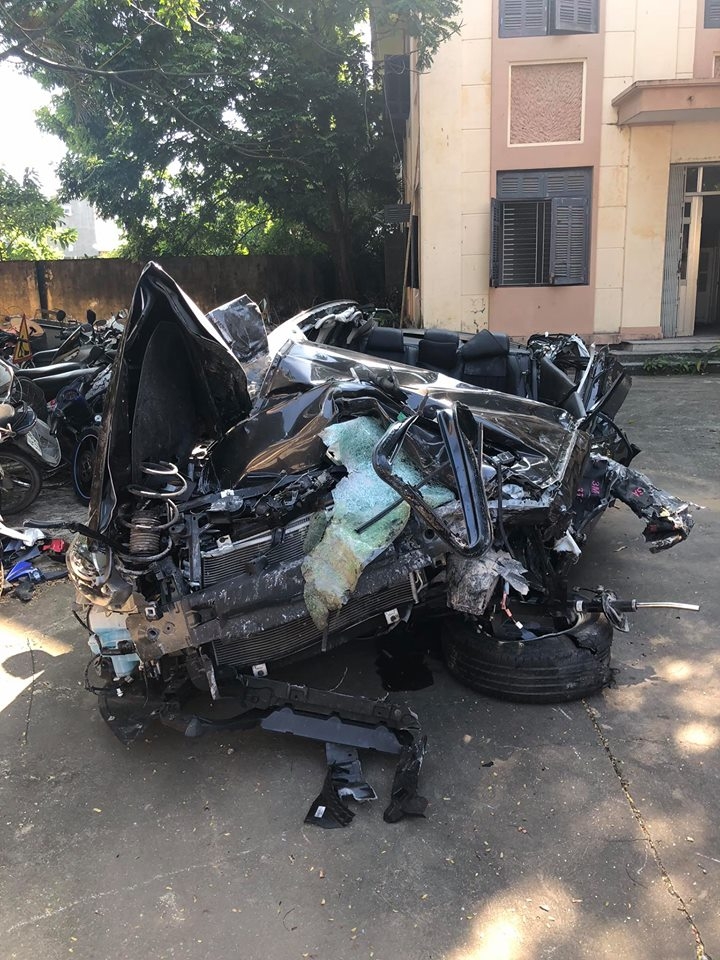 Mazda3 nát vụn sau cú va chạm với xe tải trên cao tốc Hạ Long - Hải Phòng mazda3 nat vun sau cu va cham voi xe tai tren cao toc ha long hai phong