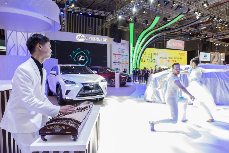 lexus es 300h cong nghe hybrid tien phong khuay dao vietnam motor show 2018