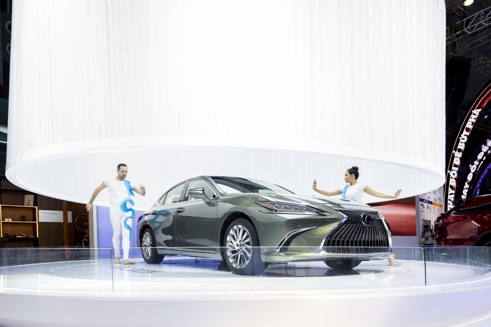 lexus es 300h cong nghe hybrid tien phong khuay dao vietnam motor show 2018