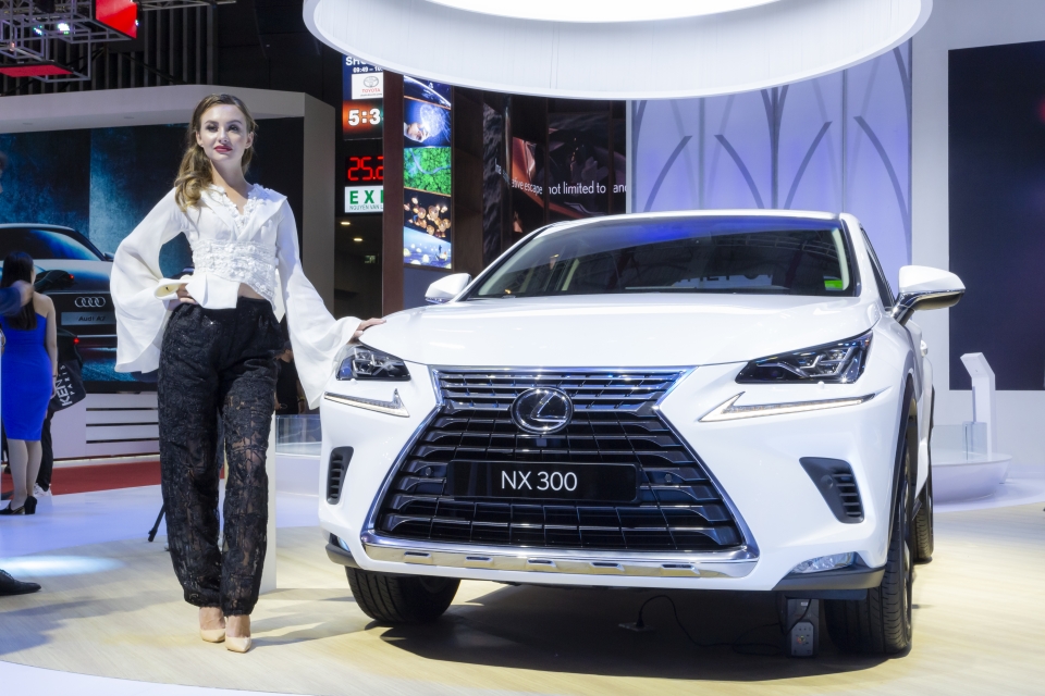 lexus es 300h cong nghe hybrid tien phong khuay dao vietnam motor show 2018