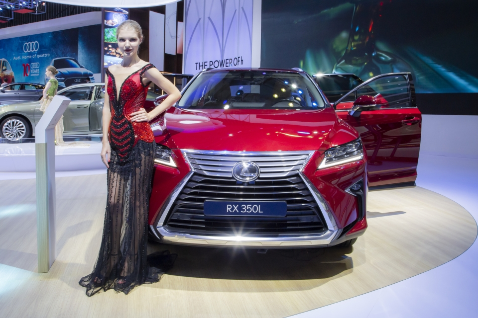 lexus es 300h cong nghe hybrid tien phong khuay dao vietnam motor show 2018