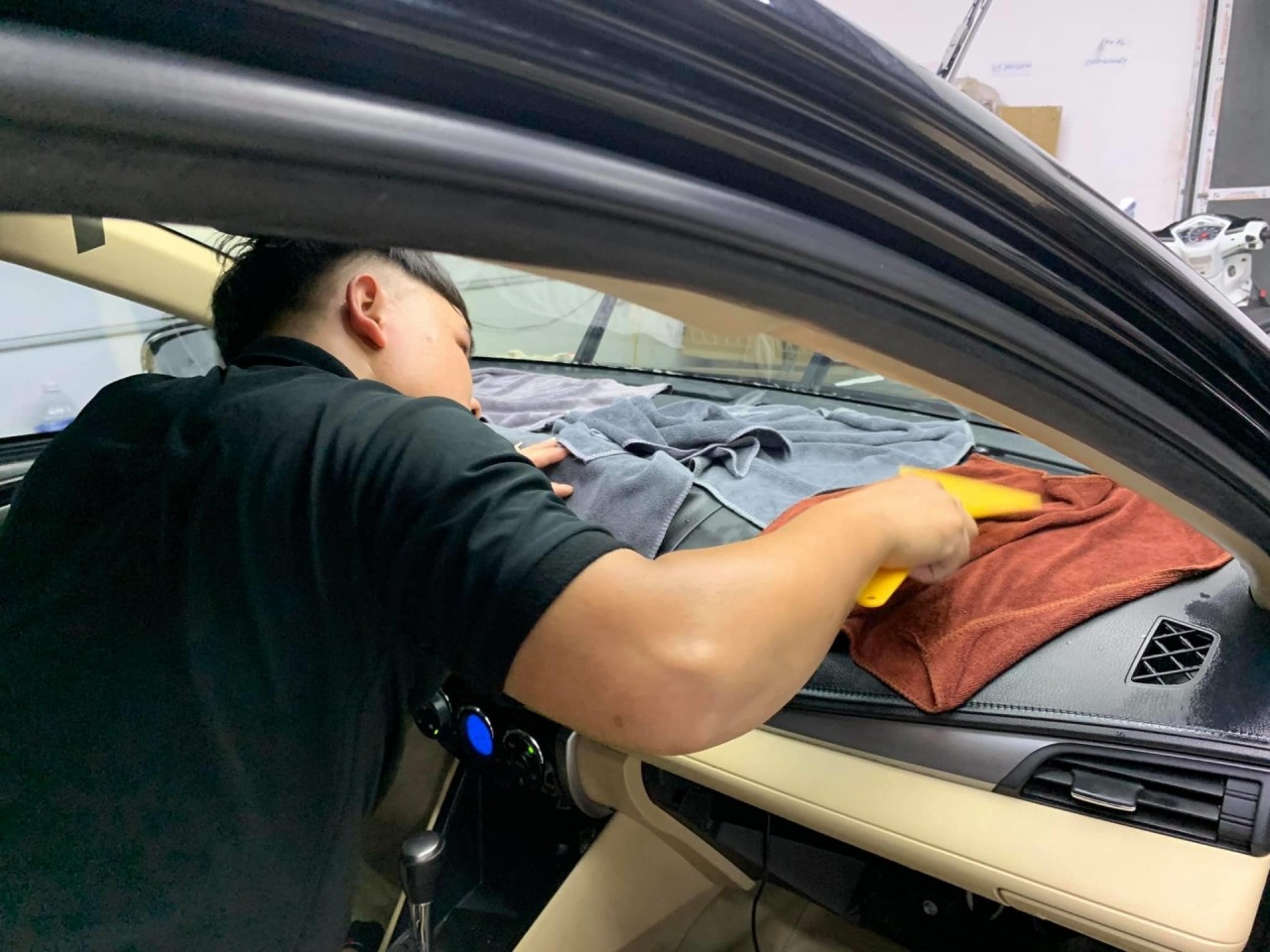 Làm thế nào để lau sạch kính ô tô? lam the nao de lau sach kinh o to