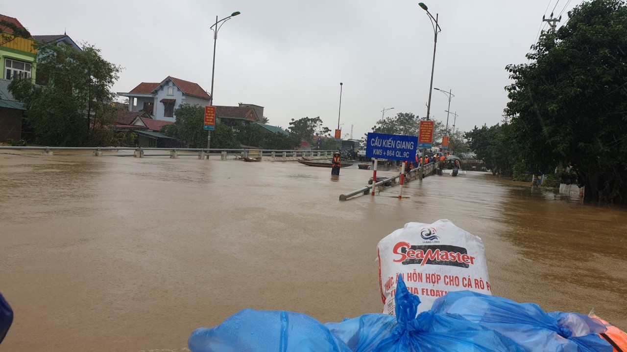 Đồng bào miền Trung cần gì trong mưa lũ? dong bao mien trung can gi trong mua lu