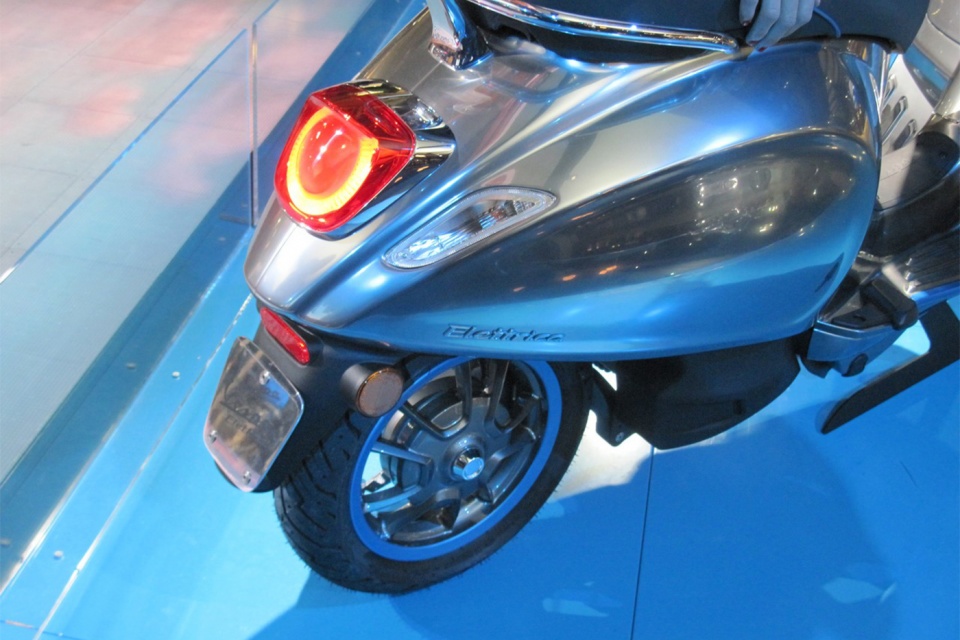 Vespa Elettrica, xe máy điện Piaggio giá đắt ngang một chiếc ô tô vespa elettrica xe may dien piaggio gia dat ngang mot chiec o to