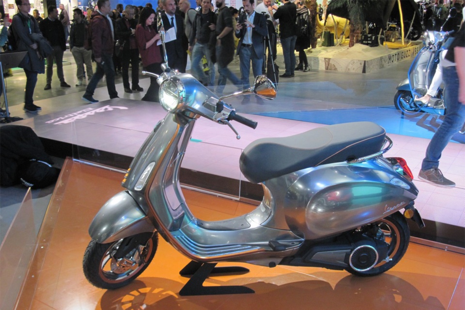 Vespa Elettrica, xe máy điện Piaggio giá đắt ngang một chiếc ô tô vespa elettrica xe may dien piaggio gia dat ngang mot chiec o to