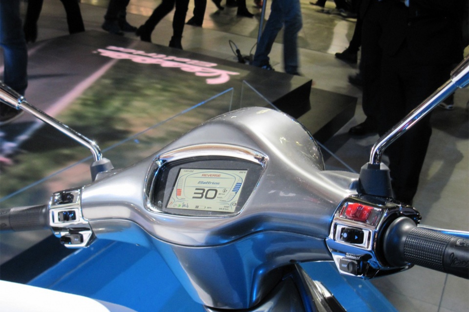 Vespa Elettrica, xe máy điện Piaggio giá đắt ngang một chiếc ô tô vespa elettrica xe may dien piaggio gia dat ngang mot chiec o to