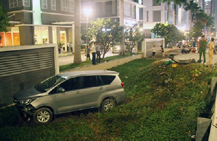Innova tông hàng loạt xe máy ở TP.HCM, tài xế xe “điên” bỏ trốn innova tong hang loat xe may o tphcm tai xe xe dien bo tron