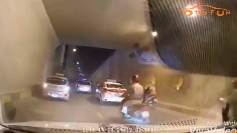 Taxi đi lùi trong hầm chui Thanh Xuân