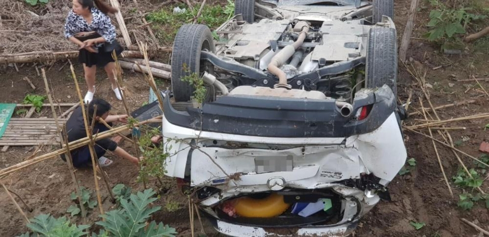 nu tai xe mazda cx 5 lui xe ui bay ho lan lao xuong bai song hong