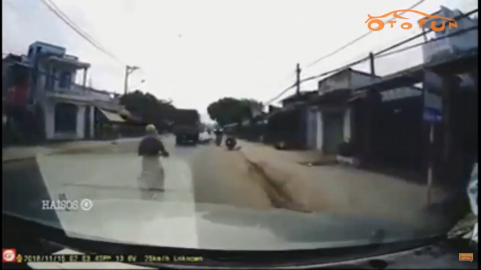 tranh ninja lead chay nguoc chieu nguoi dan ong mat mang duoi banh xe tai