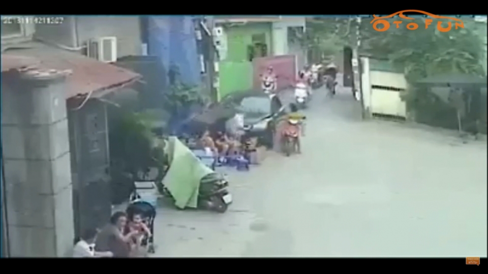 Ô tô "điên" san phẳng quán nước vỉa hè, hai bà bầu bị thương nặng o to dien san phang quan nuoc via he hai ba bau bi thuong nang