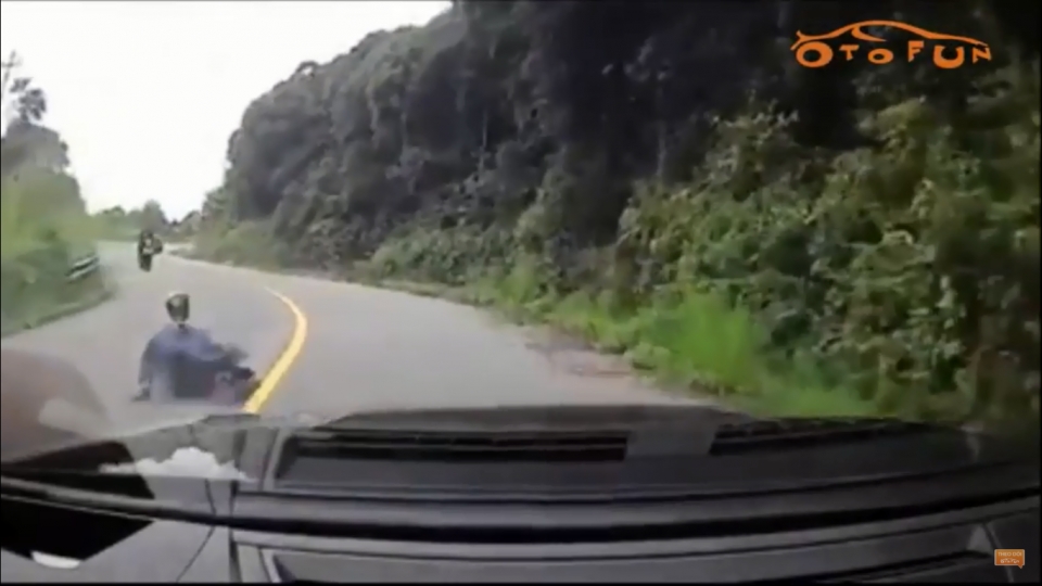 Trượt ván thả dốc Bàn Cờ, thanh niên suýt "lên bàn thờ" choi tro truot van tha doc thanh nien suyt vang trung banh o to tren dinh ban co