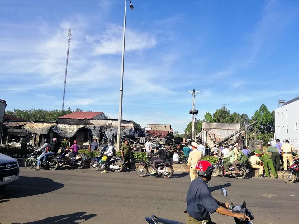 Lật xe bồn, xăng tràn vào thiêu rụi 19 nhà dân ven đường đang say ngủ lat xe bon xang tran vao thieu 19 nha dan ven duong dang say ngu
