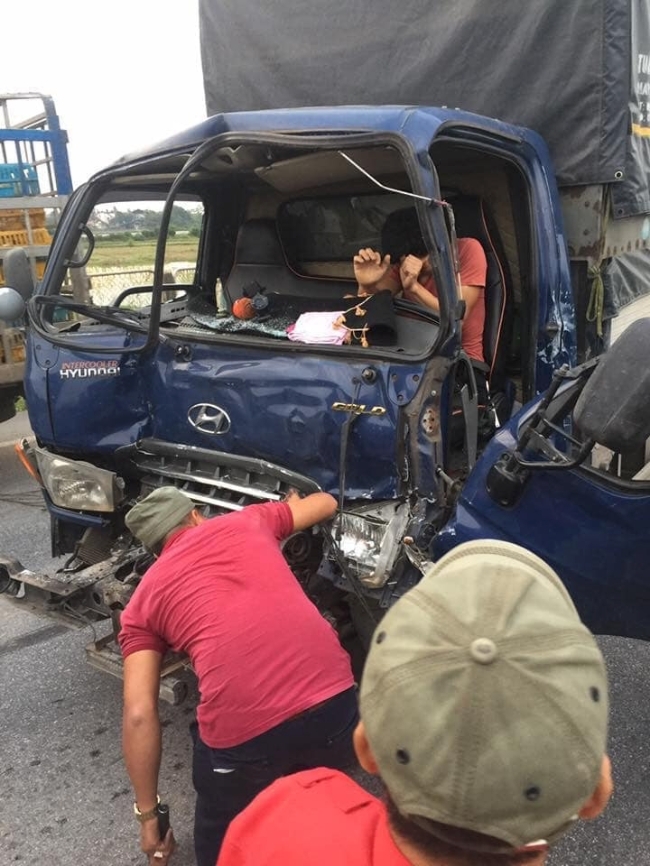 Tài xế xe tải Hyundai bị đâm 2 lần liên tiếp trên cao tốc Hà Nội - Thái Nguyên tai xe xe tai hyundai bi dam 2 lan lien tiep tren cao toc ha noi thai nguyen