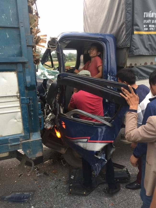 Tài xế xe tải Hyundai bị đâm 2 lần liên tiếp trên cao tốc Hà Nội - Thái Nguyên tai xe xe tai hyundai bi dam 2 lan lien tiep tren cao toc ha noi thai nguyen