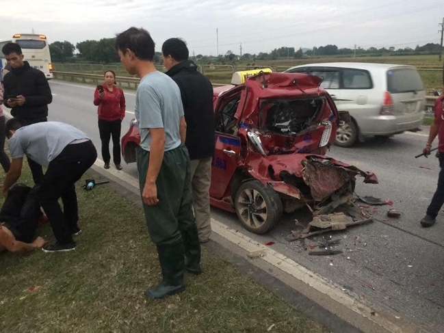 Tài xế xe tải Hyundai bị đâm 2 lần liên tiếp trên cao tốc Hà Nội - Thái Nguyên tai xe xe tai hyundai bi dam 2 lan lien tiep tren cao toc ha noi thai nguyen