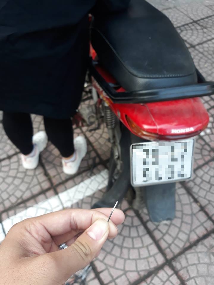 Ấm lòng tài xế Grab dừng vá xe giúp người lạ trong đêm am long tai xe grab dung va xe giup nguoi la trong dem