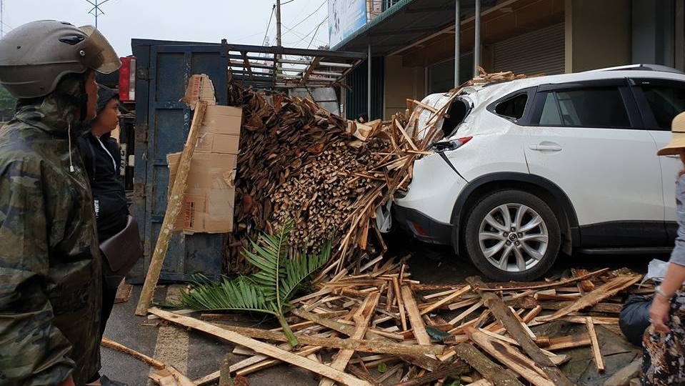 Tránh xe đạp sang đường, ô tô tải lật ngang làm bẹp đuôi xe Mazda CX-5