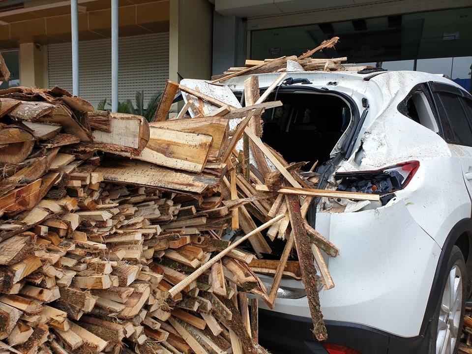 Tránh xe đạp sang đường, ô tô tải lật ngang làm bẹp đuôi xe Mazda CX-5 tranh xe dap sang duong o to tai lat ngang go do ap xuong mazda cx 5
