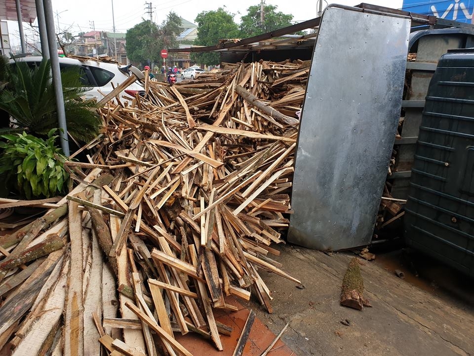 Tránh xe đạp sang đường, ô tô tải lật ngang làm bẹp đuôi xe Mazda CX-5 tranh xe dap sang duong o to tai lat ngang go do ap xuong mazda cx 5