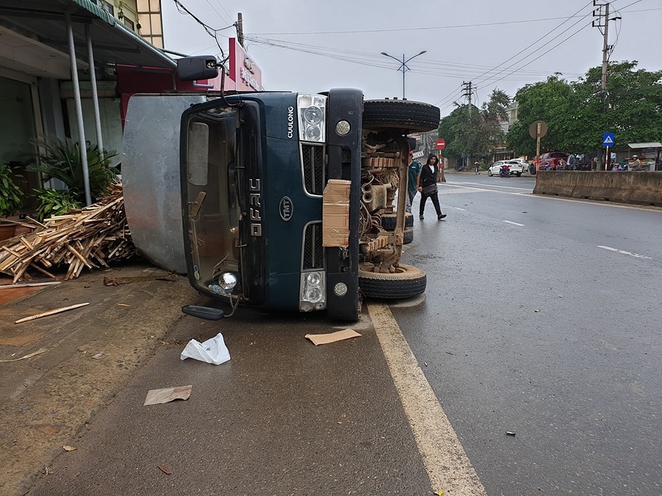 Tránh xe đạp sang đường, ô tô tải lật ngang làm bẹp đuôi xe Mazda CX-5 tranh xe dap sang duong o to tai lat ngang go do ap xuong mazda cx 5