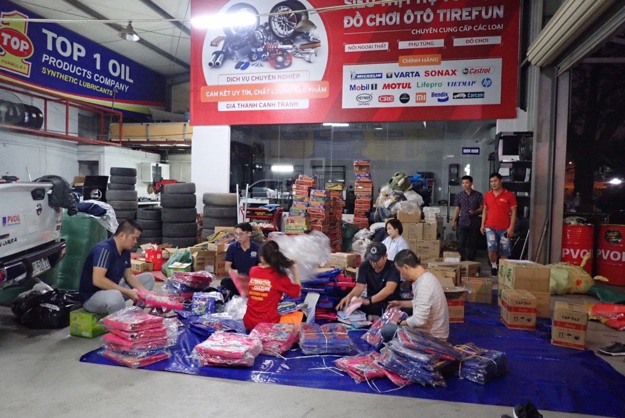 Quỹ OF Vì Cộng Đồng trao quà cho đồng bào tại xã Trường Sơn, tỉnh Quảng Bình Quỹ OF Vì Cộng Đồng trao quà cho đồng bào tại xã Trường Sơn, tỉnh Quảng Bình