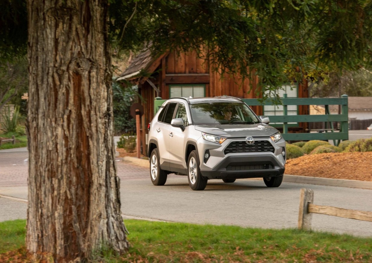 Nissan cho khách chạy thử Toyota RAV4 để bán X-Trail