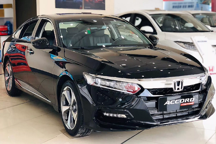 Honda Accord giảm mạnh 200 triệu đồng, quyết "đuổi" Toyota Camry