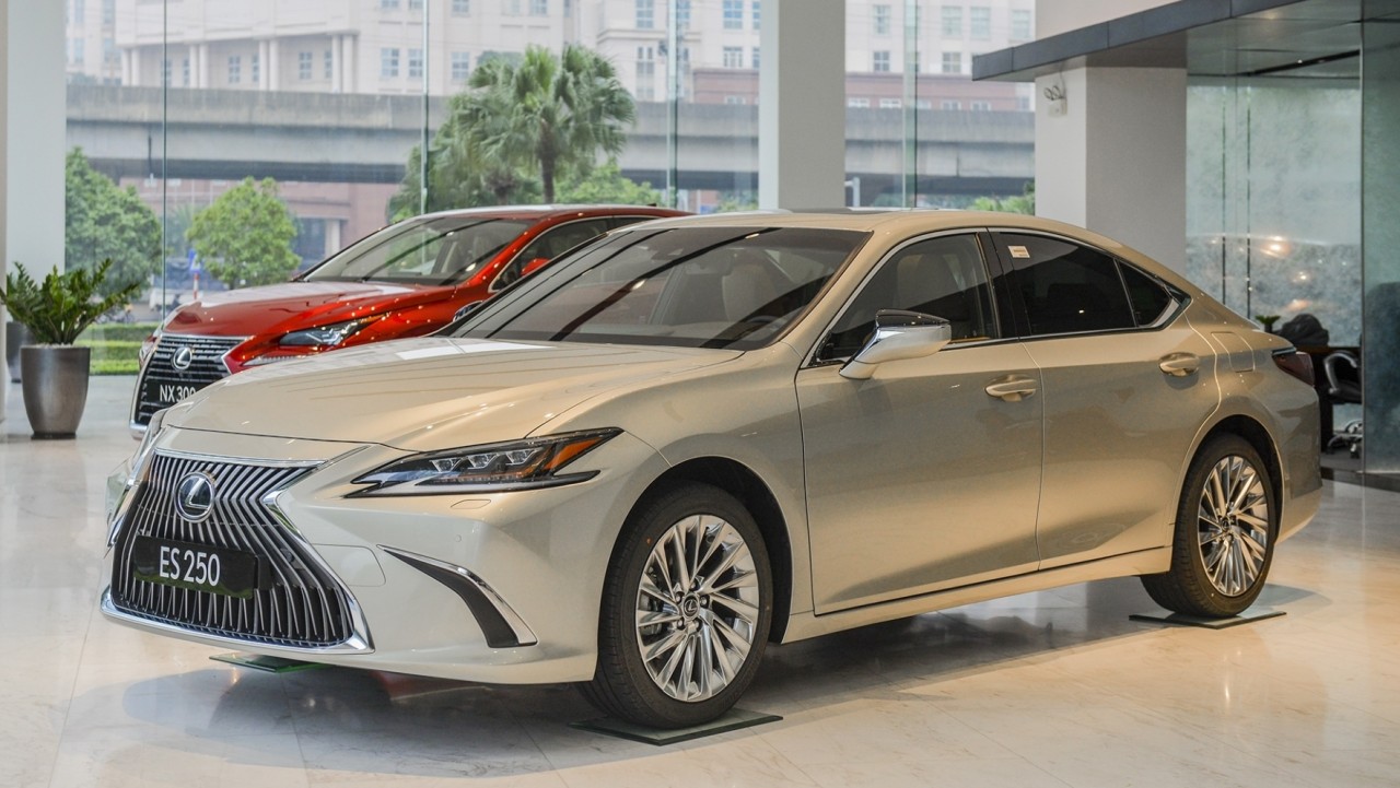 Xe sang Lexus ES 250 và ES 300h 2021 ra mắt: An toàn hơn, giá không đổi